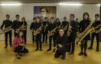 Aurora Vives y Sergio Eslava, profesores de saxofón y música de cámara, junto a los alumnos que integran el ensemble