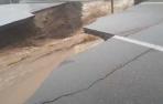 Carretera cortada por un socavón entre Cáceres y Badajoz