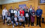 PREMIADOS Y COLABORADORES  Agachados, desde la izda., Rodrigo Cabrera y José Antonio Díez. De pie, desde la izda., Unai Larraya; Bidart y Lantz, hijas de Iker Aizkorbe; Miren Edurne Puyada, madre Mario Sánchez, premiado por la fotografía El Pilón;  Itziar