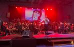 Un momento de la actuación eurovisiva, con la banda interpretando Bailar Pegados, de Sergio Dalma