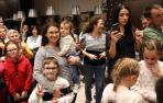 Fotos de la entrega de regalos a los niños ucranianos refugiados en Pamplona