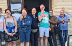 Usuarios de Anfas realizan cada verano turnos de voluntariado en el local de recogida de las Huertas Solidarias de Sangüesa