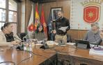 El alcalde, Koldo Leoz, conversa con las concejalas de NA+ Marta Ruiz de Alda y Ana Duarte minutos antes del inicio del pleno de este jueves
