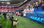Roberto Torres lanza balones a la grada al finalizar el acto de despedida ayer en El Sadar.