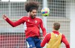 Aridane despeja un balón ante Darko en un entrenamiento