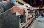 Una persona revisa un ticket de compra