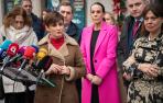 La portavoz del Gobierno, Isabel Rodríguez, atiende a los medios durante su visita ayer a un mercado en Ciudad Real.