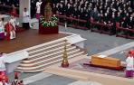 El Papa Francisco reza mientras el cardenal italiano Giovanni Battista Re bendice el ataúd del Papa Emérito Benedicto XVI