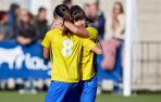 Maialen Cabrerizo y Carla Ojer se abrazan tras uno de los goles ante Hermana Úriz Pi