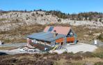 El refugio de El Ferial del centro de esquí nórdico Larra-Belagua del valle de Roncal, sin rastro de nieve a mediados de esta semana.