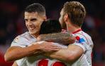 Los jugadores del Sevilla celebran el primer gol del equipo sevillista durante el encuentro correspondiente a la jornada 16 de primera división que han disputado este domingo frente al Getafe en el estadio Sánchez Pizjuán, en Sevilla.
