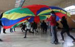 Estudiantes del colegio Joakin Lizarraga de Sarriguren participando, el miércoles por la mañana, en juegos cooperativos en el polideportivo de Roncal.