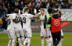 Los jugadores del Real Madrid celebran la victoria ante el Valencia, al término del partido de semifinales de la Supercopa de España