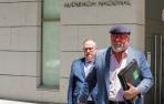 El excomisario José Manuel Villarejo (d) a su salida de la Audiencia Nacional