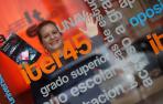 Graciela Galán, tras el escaparate de su academia con un ejemplar de ‘Esperando al diluvio’