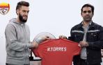 Roberto Torres posa como nuevo futbolista Foolad FC