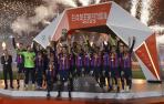 Los jugadores del FC Barcelona celebran con el trofeo la victoria tras la final de la Supercopa de España 2023 que Real Madrid y FC Barcelona jugaron este domingo 15 de enero en el estadio internacional Rey Fahd de Riad, Arabia Saudí