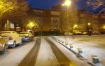 Las calles de Mendillorri, nevadas a primera hora de la mañana