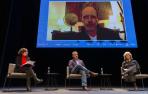 Desde la izda., ayer en Baluarte, Ana Oliveira, el autor madrileño Lorenzo Silva y Rosa Ribas. En la pantalla, Bernard Minier, desde Francia