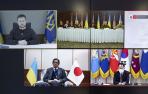 Una pantalla muestra al presidente de Ucrania, Volodymyr Zelenskiy, hablando en una videconferencia con, entre otros, el ministro de Defensa de Ucrania, Oleksiy Reznikov, el secretario de Defensa de los Estados Unidos, Lloyd Austin, el presidente del Esta