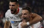 El centrocampista del Sevilla Ivan Rakitic (d) celebra con Rafa Mir tras marcar ante el Cádiz
