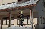 Vídeo de los bomberos retirando nieve acumulada y hielo por riesgo en los tejados en Burguete