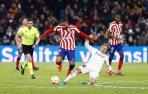 Memphis Depay (Atletico de Madrid) y Luka Modric (Real Madrid), en un momento del partido de cuartos de final de la Copa
