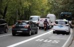 Coches circulando en la Cuesta del Labrit, a la que se asoman los árboles