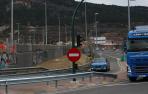 Vista del muro, ya pintado, a la altura de Etxebakar. Al fondo, casco antiguo de Artica