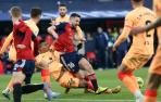 Reinildo derriba a Moi Gómez en una de las jugadas polémicas del partido