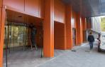 Un operario ultima trabajos en la puerta de acceso a la nueva unidad de Hemodiálisis del Reina Sofía