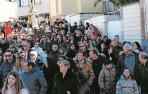 Numerosos vecinos acompañan a la imagen de San Blas durante su procesión por las calles de Ribaforada