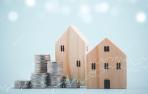 Monedas y casas de madera
