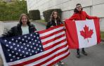Leyre Martínez García y Adriana Sainz de Murieta Osorio de Rebellón viajarán becadas a Estados Unidos. Javier Zozaya Uribe lo hará a Canadá. En la imagen, en Diario de Navarra