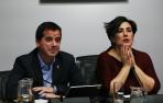 El consejero de Desarrollo Económico, Mikel Irujo, y la parlamentaria María Solana, en el Parlamento