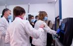 Una técnico de Anatomía Patológica prepara el escáner para obtener las imágenes de las preparaciones histológicas