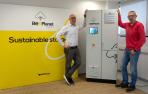 Jon Asín y Agustín Idareta posan con una de las soluciones de almacenamiento con baterías de coches eléctricos que comercializan