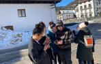 Uno de los grupos intenta pasar a la siguiente prueba de la ruta, este sábado en las calles de Ochagavía