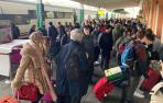 Imagen de la estación de Renfe en Pamplona a la llegada de un tren regional y a punto de salir un Alvia