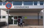 Dos personas acceden al edificio de consultas del Hospital García Orcoyen de Estella