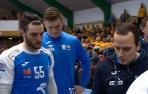 Niko Mindegia (izda.) atiende al técnico Xavier Sabaté este miércoles en Gudme