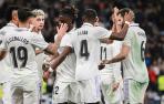 Futbolistas del Real Madrid celebran uno de los goles contra el Elche