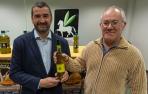 Presentación del Día de la Tostada y Fiesta del Aceite de Navarra. A la izquierda, el alcalde Arróniz, Angel Moleón (PSN) y el presidente del Trujal Mendía, Pedro Luis González