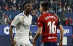 Vinicius se encara con Moi Gómez después de golpearle ya sin balón en un despeje