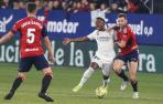 Moncayola derriba a Vinicius en uno de los avances del brasileño en El Sadar