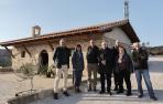 Representantes institucionales y municipales con la ermita de Santa Cecilia, detrás, ya rehabilitada