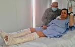 Manuel Mozota, ayer en la cama del hospital. Con él, su padre, el otorrino José Ramón Mozota
