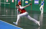 Joseba Ezkurdia trata de restar una pelota en el ancho este martes por la tarde en el Beotibar