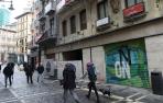 Un contenedor de obra en la calle Mercaderes junto a la antigua entrada de los almacenes Unzu