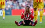El extremo del Athletic Alejandro Berenguer se lamenta durante el partido de LaLiga que enfrentó al Athletic Club y al Girona en el estadio San Mamés
